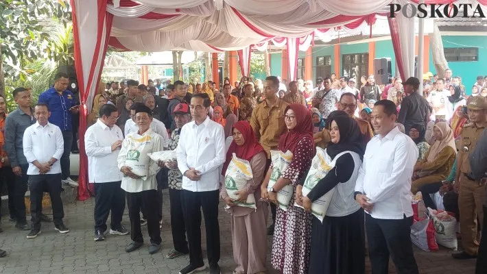 Presiden Jokowi membagikan bantuan beras kepada sejumlah warga di Cilegon, Banten. (Bilal)