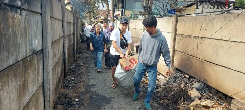 Warga mengais barang sisa kebakaran. (angga)