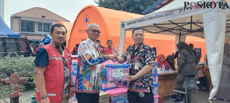 Ketua PMI Jaksel, memberikan bantuan peralatan mandi untuk korban kebakaran di Kampung Pemulung. (Angga)