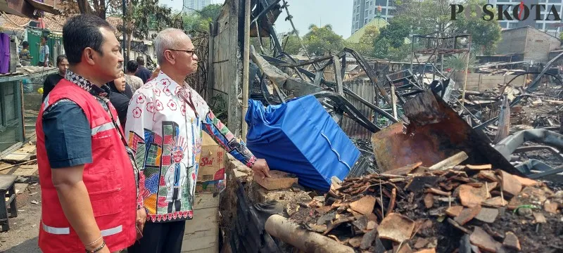 Kebakaran di Kampung Pemulung, Kebayoran Lama pada Rabu malam mengakibatkan ratusan KK kehilangan tempat tinggal. (Angga)