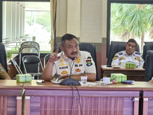 Kasatpol PP Kabupaten Tangerang Agus Suryana saat menghadiri hearing dengan DPRD Kabupaten Tangerang membahas masalah galian tanah pada Agustus 2024 lalu. (Poskota/Veronica)