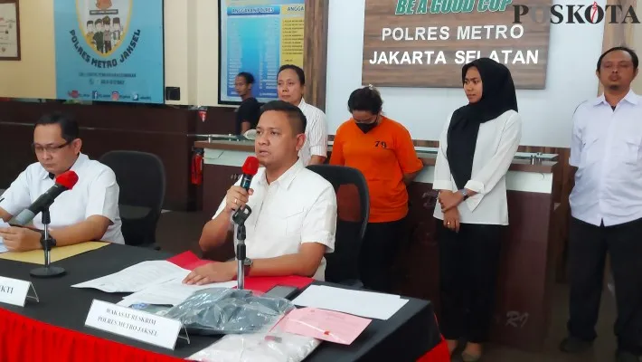 Polres Jaksel bongkar prostitusi anak di bawah umur dengan layanan online, 1 pelaku sebagai mucikari diamankan. (Angga)