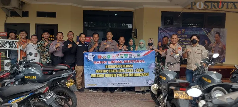 Teks Foto:Kapolsek Bojongsari Kompol Aruan dengan Wakapolsek AKP Ahmadi menggelar Rapat Lintas Sektoral Dalam Kesiapan Pos Mantap Brata 2023, sepakat menjaga Pemilu 2024 tetap aman kondusif. (Angga)