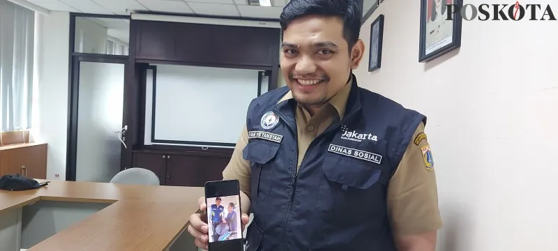 Teks Foto:Plt Kepala Seksi Perlindungan Jaminan dan Rehabilitasi Sosial (Linjamresos) Jakarta Selatan, Yan Vetansyah menunjukan foto timnya tengah memberikan pakaian baru dalam kendaraan sosial kepada ODGJ diamankan dalam keadaan bugil. (Angga)