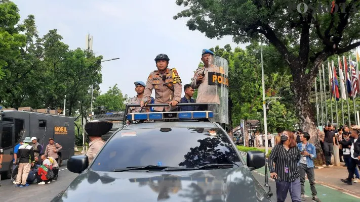 Kapolres Jakarta Pusat, Kombes Susatyo Purnomo Condro meminta massa buruh tidak anarkis saat menggealr demo di Balaikota. (Aldi)