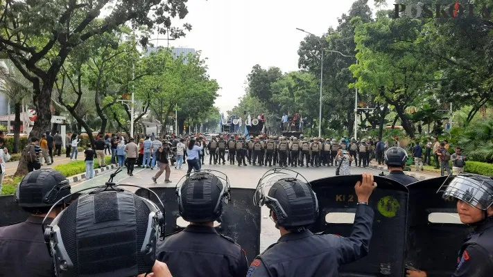 massa buruh dibubarkan paksa aparat kepolisian. Aldi