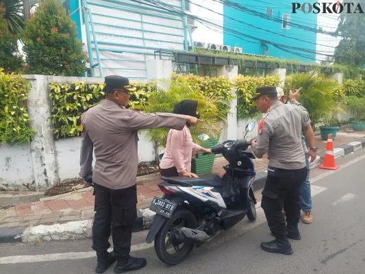 Petugas razia kendaraan motor di Koja tekan kejahatan pencurian motor. (yahya)