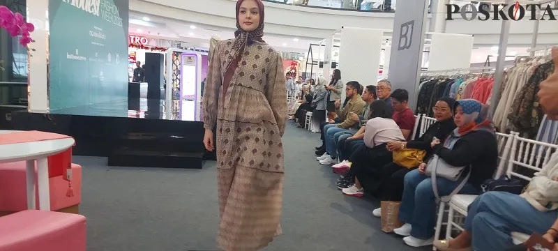 Teks Foto:Co-Founder Benang Jarum, Allyssa Hawadi kepada wartawan di sela acara Modest Fashion Week 2023 Margocity Depok. (Angga)