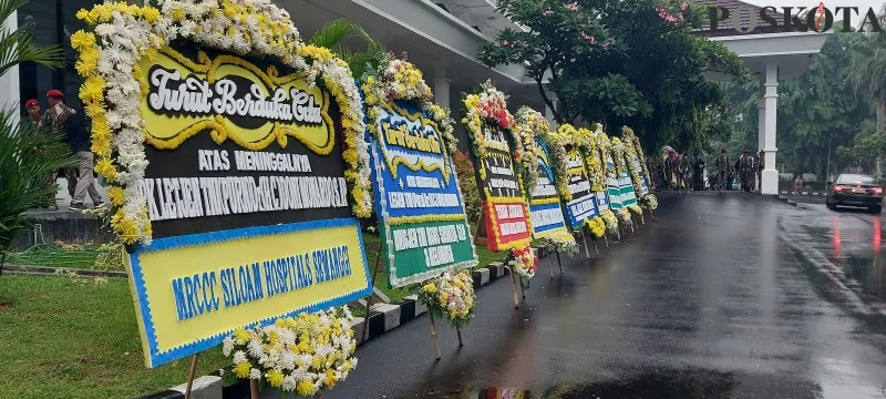 Sejumlah karanga bunga ucapan duka meninggalnya Doni Monardo, berjejer di Mako Kopassus, Cijantung. (Angga)