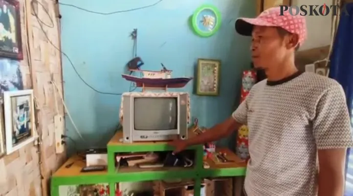 Warga Pulo Tunda saat menunjukan televisinya tidak menyala lantatan tak ada listrik (Bilal)