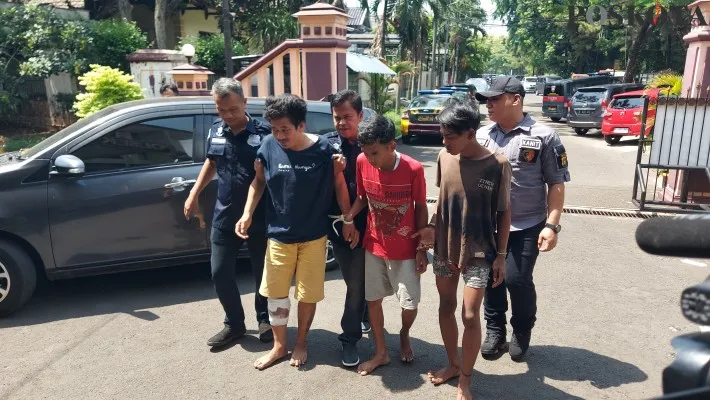 Teks Foto:Kapolsek Pesanggrahan Kompol Tedjo Asmoro berhasil menangkap tiga pelaku spesialis curanmor satu dibedil dan barang bukti belasan motor curian disita. (Angga)