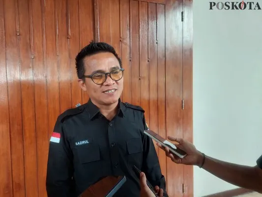 Foto: Komisioner Bawaslu Banten Badrul Munir sebut pecat 4 Panwas langgar etik dan hukum. (Poskota/Bilal Hardiansyah)