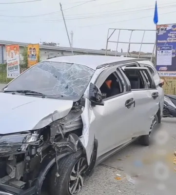 Toyota Rush ringsek akibat menabrak tiang listrik di Babelan, Bekasi. (Ist)