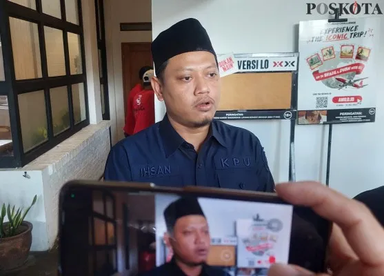 Ketua KPU Banten, Ihsan saat menjelaskan penutupan pendaftaran bakal calon Gubernur dari jalur independen. (Poskota/Bilal)