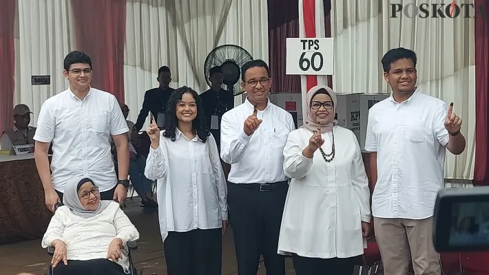 Foto: Capres Anies Baswedan bersama keluarga mencoblos Pemilu 2024 di TPS 60 Cilandak Barat, Jakarta Selatan. (Poskota/Angga Pahlevi)