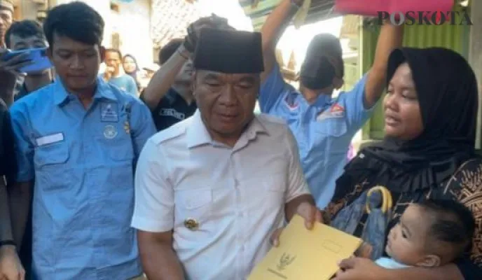 Pj Gubernur Banten Al Muktabar saat mengunjungi rumah duka pejuang demokrasi di Kota Serang (Bilal)