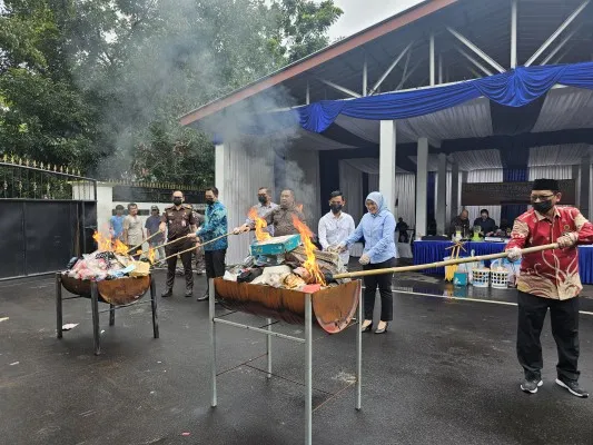 Pemusnahan barang sitaan di Kejari Kabupaten Tangerang. (Foto/Veronica)