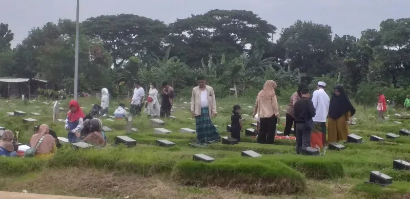 Peziarah ramai mengunjungi TPU Rorotan, Cilincing, Jakarta Utara menjelang Ramadan. (Foto: Poskota.co.id/deny)