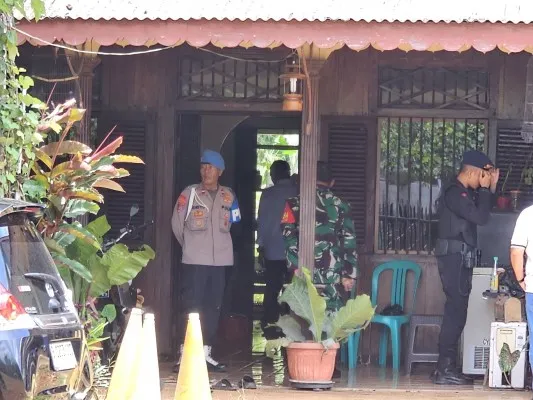 Suasana di lokasi penggeledahan rumah HE yang diduga dukun santet di Ciputat Tangerang Selatan pada Senin (4/3/2024). (Foto: Poskota.co.id/Veronica)