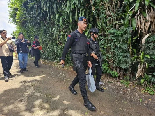 Tim Gegana Mabes Polri saat melakukan penelusuran lokasi di sekitar kediaman HE, (67). (Foto/Veronica)