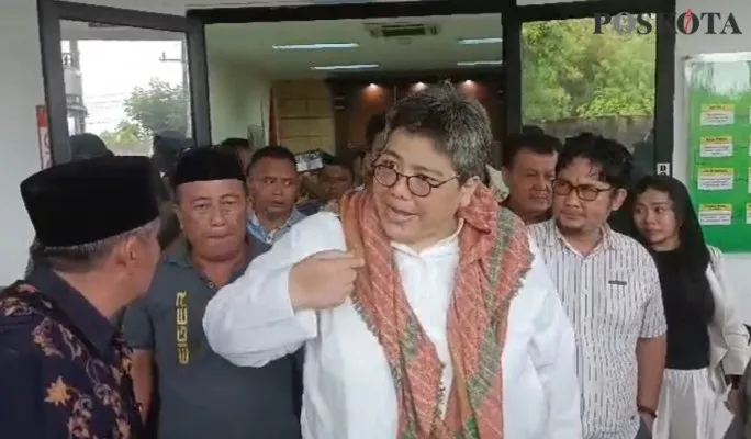 Pengacara asal Cilegon, Evi Silvi Yuniatul Hayati saat memberikan statement usai menghadiri sidang PK di PN Serang, Rabu, 6 Maret 2024. (Foto: Poskota.co.id/Bilal)