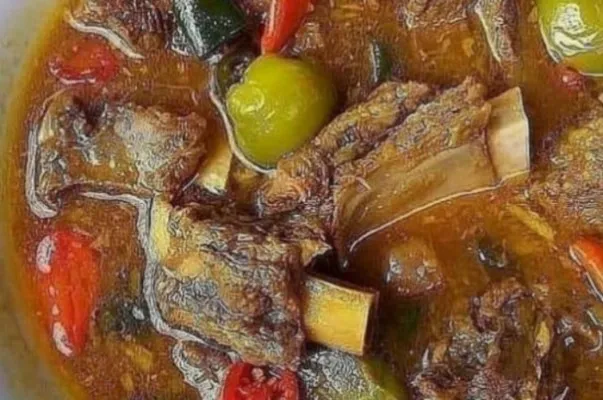 Iga sapi kuah asam sangat cocok jadi resep menu makanan saat menemani sahur di Ramadhan 2024. (foto: Instagram/@asapmasakan)