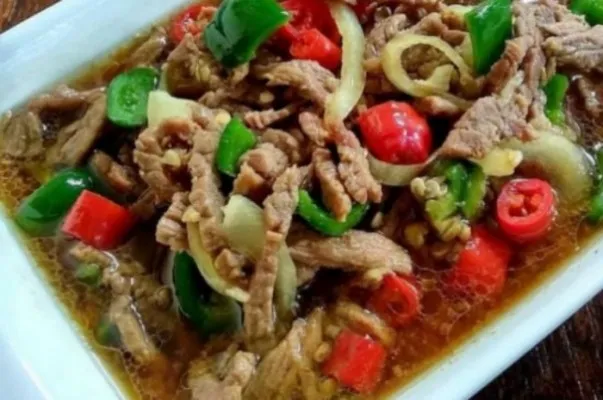 Menu makanan daging sapi pakai paprika jadi rekomendasi resep lezat selama sahur Ramadhan 2024. (foto: Instagram/@annasupriyanto)