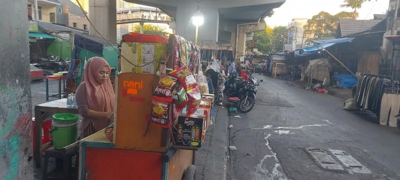 Nisa, pedagang minuman di jembatan Pasar Kebayoran Lama (Poskota/Angga)