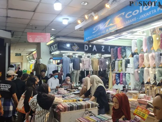 Foto: Pengunjung Pasar Tanah Abang, Jakarta Pusat, mulai memburu baju lebaran. (Poskota/Pandi Ramedhan)