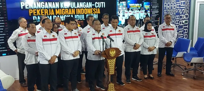 Kepala Badan Perlindungan Pekerja Migran Indonesia (BP2MI) Benny Rhamdani beserta pimpinan masing-masing bidang menyampaikan Dalam penanganan kepulangan - Cuti Pekerja Migran Indonesia dari luar negeri dalam rangka Idul Fitri Tahun 2024. (Angga)