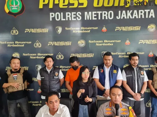 Polres Jakbar rilis kasus pemerasan hingga penganiayaan yang dilakukan sopir taksi online terhadap penumpang wanita. (Poskota/Pandi)