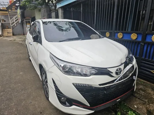 Mobil terduga pelaku rusak diamuk warga. (Foto/Veronica)