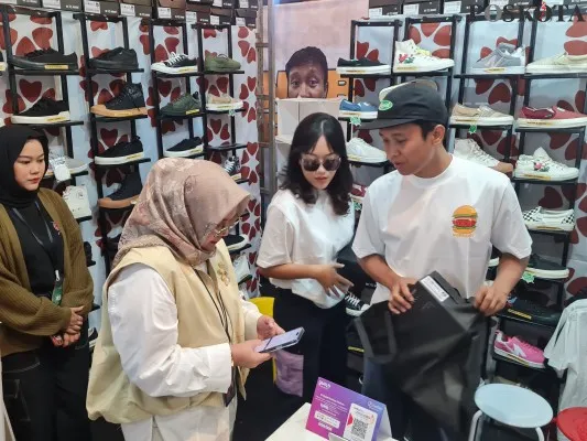 BI Jakarta melakukan sosialisasi penggunaan QRIS di event Jakcloth, JCC Senayan, Jakarta Pusat. (Poskota/Pandi)