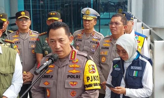 Kapolri Jenderal Listyo Sigit Prabowo saat memantau persiapan mudik di Pelabuhan Merak (Foto: Bilal)