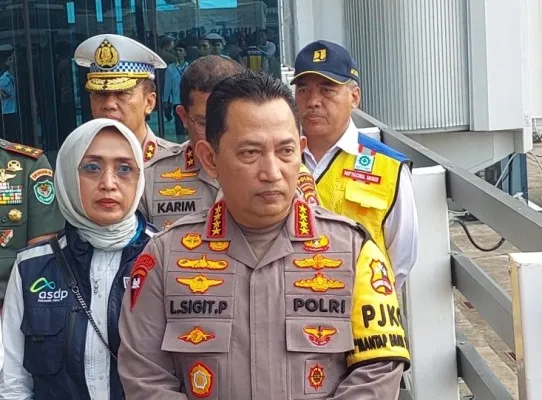 Kapolri Jenderal Listyo Sigit Prabowo saat memantau persiapan mudik di Pelabuhan Merak (Foto: Bilal)