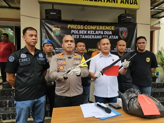 Kapolsek Kelapa Dua, Kompol Stanlly S menunjukkan barang bukti sebilah pedang katana dalam konferensi pers kasus penusukan pedangang baju di Kabupaten Tangerang. (Foto: Poskota/Veronica Prasetio)