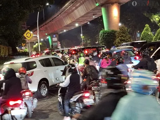 Macer horor di Jalan Prapanca depan Kantor Wali Kota Jakarta Selatan, kendaraan nyaris hampir tidak bergerak. (Poskota/Angga)