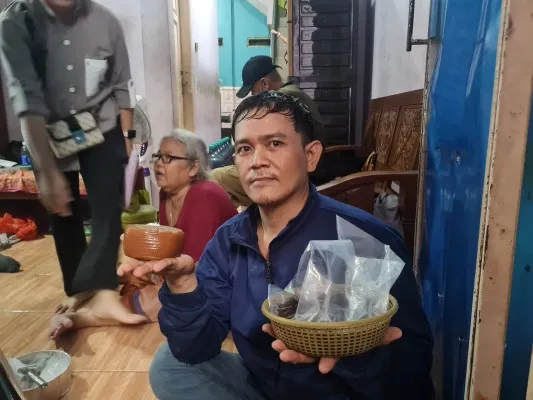 Ezha (37) pedagang dodol betawi di Joglo, Kembangan, Jakarta Barat. (Pandi)