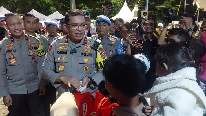 Kapolda Banten Irjen Abdul Karim saat membagikan voucher kepada pemudik motor di Pelabuhan Ciwandan (Foto: Bilal)