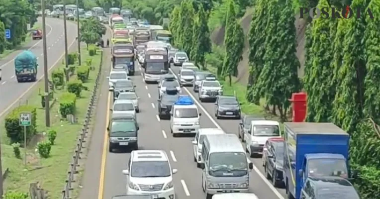 Kendaraan terjebak macet hingga 8 kilometer di Tol Tangerang-Merak. (Poskota/Bilal)