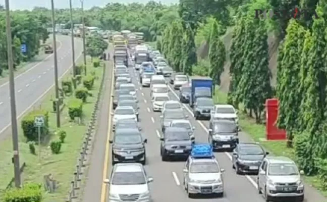 Kondisi kemacetan pemudik kendaraan roda empat di Tol Tangerang-Merak (Poskota/Bilal)