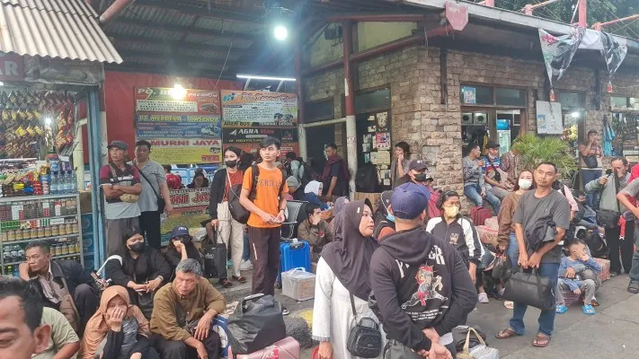 Suasana di terminal bus AKAP Grogol, Jakarta Barat. (Foto: Poskota/Pandi)