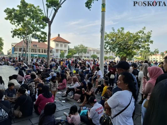 Ribuan wisatawan memenuhi tempat wisata Kota Tua di Jakarta Barat. (Poskota/Angga)