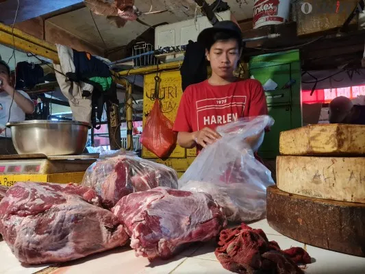 Pedagang daging di Pasar Tomang Barat mengeluh harga yang belum turun. (Poskota/Pandi Ramedhan)