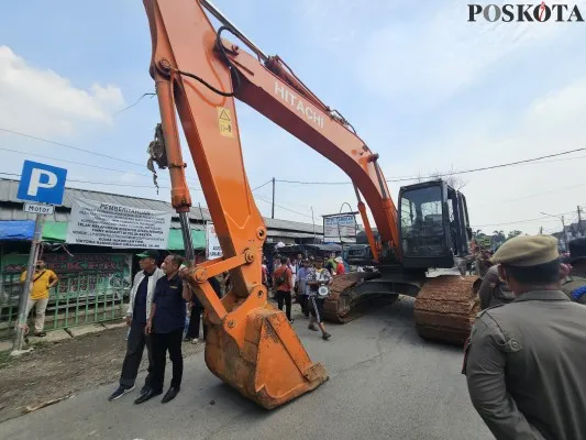 Alat berat yang disiapkan untuk pembongkaran Pasar Kutabumi, Kabupaten Tangerang. (Poskota/Veronica)