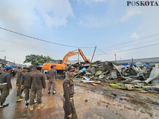 Proses pembongkaran Pasar Kutabumi, Kabupaten Tangerang. (Poskota/Veronica)