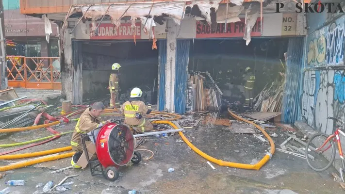 Petugas damkar berhasil memadamkan api di ruko dan bengkel Saudara Frame & Gallery di daerah Mampang Jakarta Selatan. (Poskota/Angga)