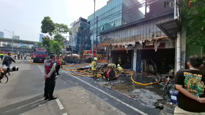 Tim Inafis Polres Metro Jakarta Selatan melakukan olah TKP di lokasi kebakaran ruko Saudara Frame & Gallery di Mampang, Jakarta Selatan. (Poskota/Angga)