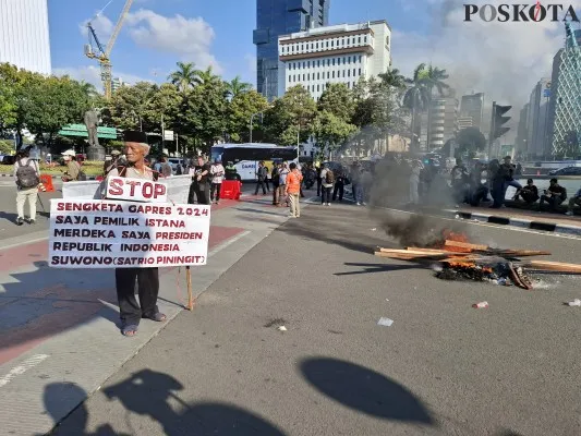 Aksi bakar-bakar di Jalan Medan Merdeka Barat (Patung Kuda), Jakarta Pusat, tergabung beberapa elemen masyarakat. (Poskota/Angga)