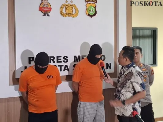 Polres Metro Jakarta Selatan menunjukkan dua pelaku yang mencekoki ABG dengan narkoba dan miras hingga tewas. (Poskota/Angga)